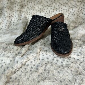 Chelsea & Violet Auggie Black Mules Shoes Woven Slides 7M Casual Office